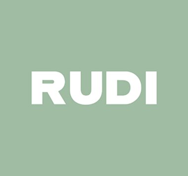 Weiße Schrift „RUDI“ auf einfarbig hellgrünem Hintergrund