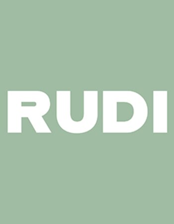 Weiße Schrift „RUDI“ auf einfarbig hellgrünem Hintergrund