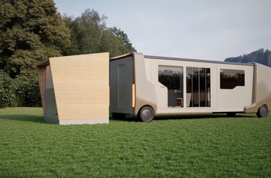 Modernes Wohnmobil mit großem Anbau auf Wiese vor Bäumen