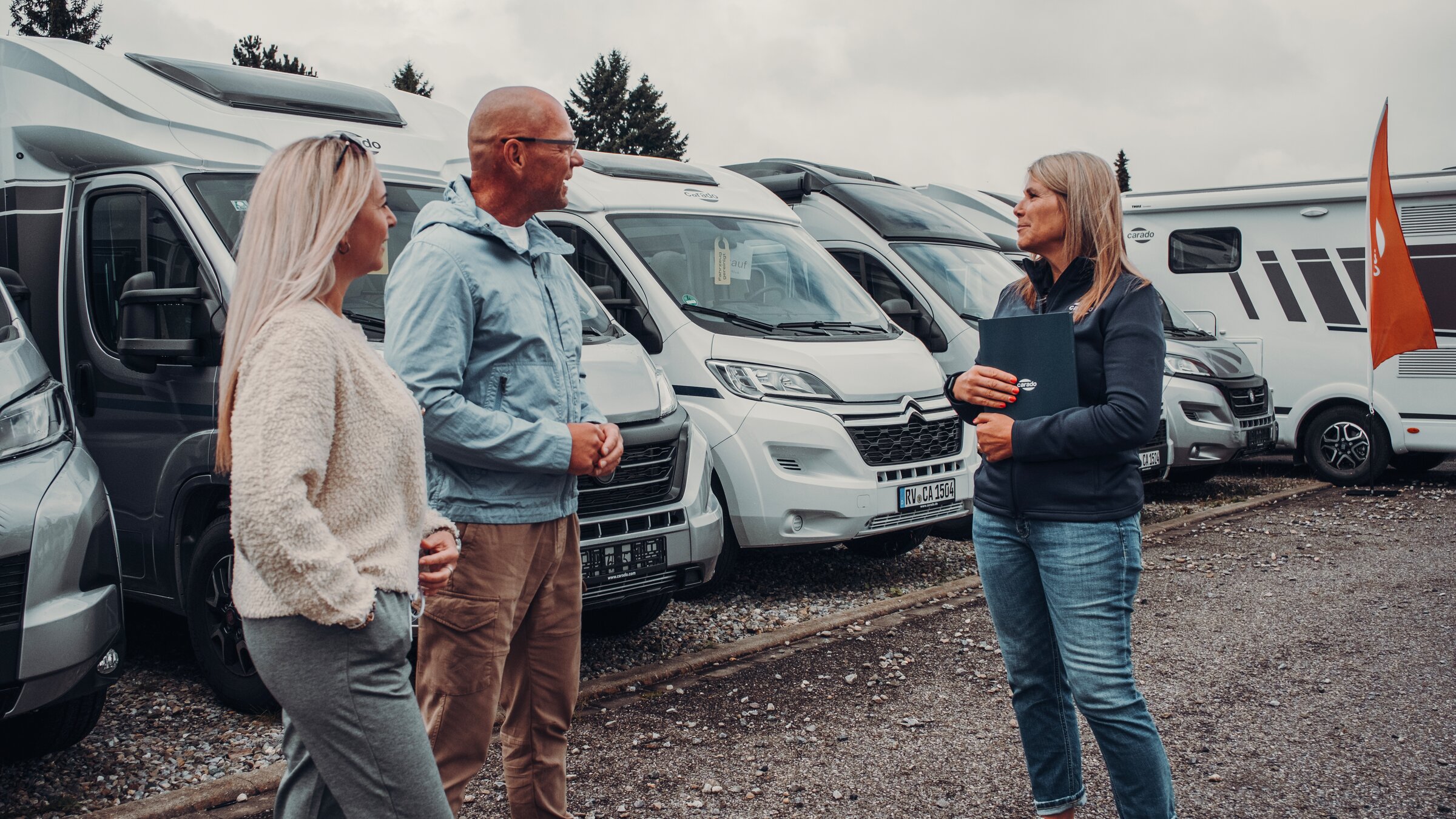 Consultation in front of Carado motorhomes at a dealer site