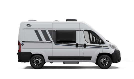 Witte zijaanzicht van een Carado camper met schuifdeur, raam en zwarte decorfolie