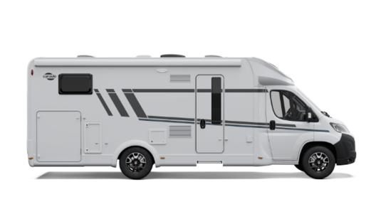 Vue de côté d’un camping-car Carado blanc avec porte d’entrée, fenêtres et bandes décoratives grises