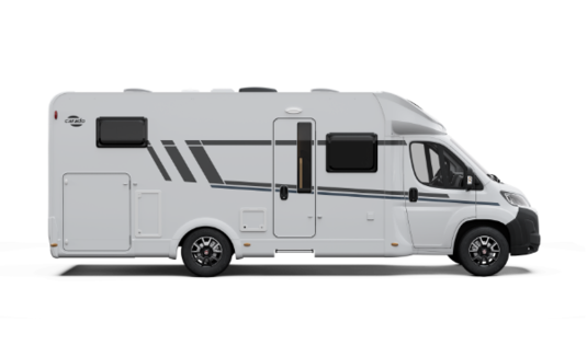 Witte zijaanzicht van een Carado camper met instapdeur, ramen en decorstrepen op een uitgesneden achtergrond