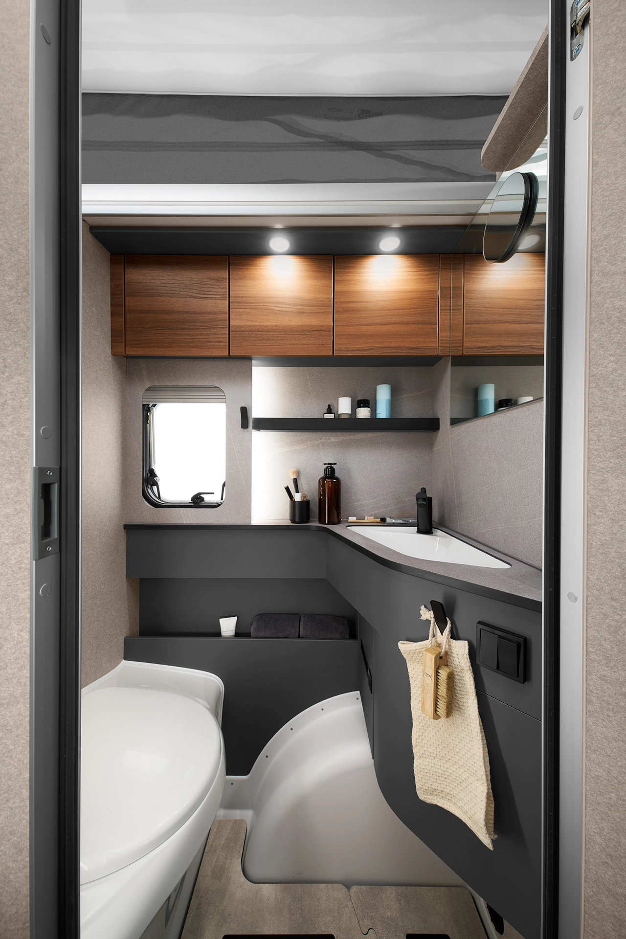 Integrated shelves and many storage compartments make the bathroom a small space miracle.