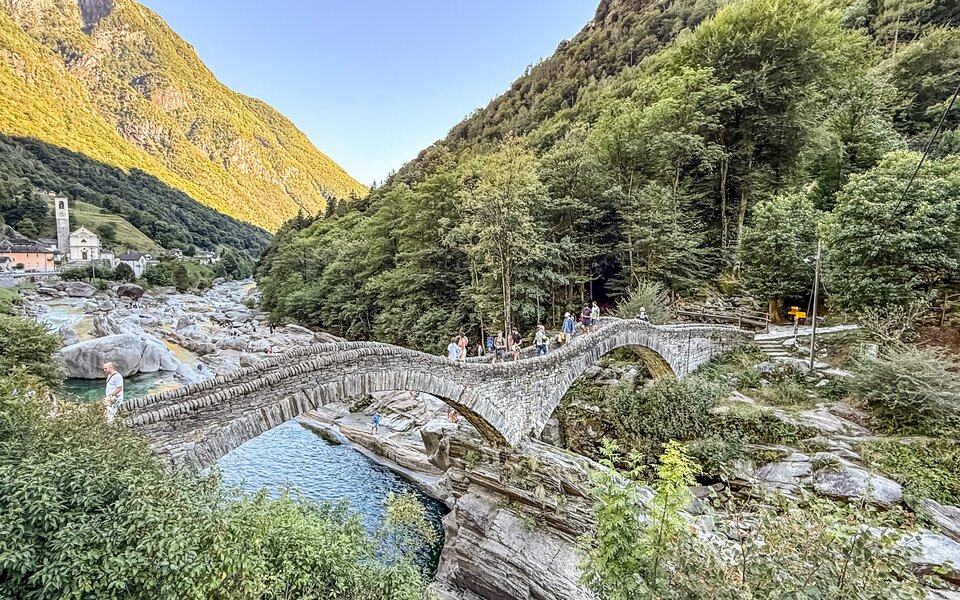 Blick auf eine Steinbrücke im Verzascatal