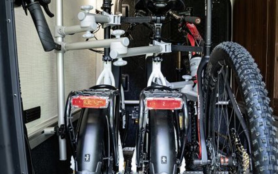 Cykelhållare för 2 cyklar - Fiat-version (fordon MED steg/plattform i garaget)