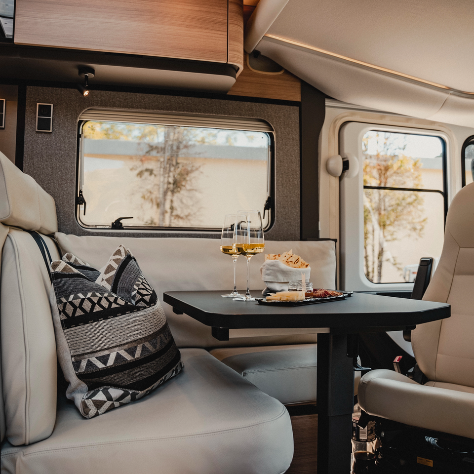 Living and dining area in the Hymer B‑MC I with comfortable seating group, swivel comfort seat and premium interior for relaxing moments on the road