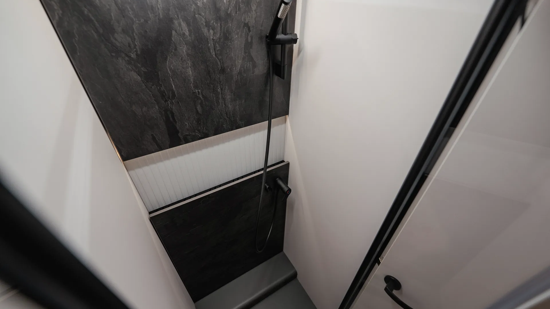 Generously designed and finished to a high standard: the separate shower combines comfort, freedom of movement and modern design into a harmonious whole.