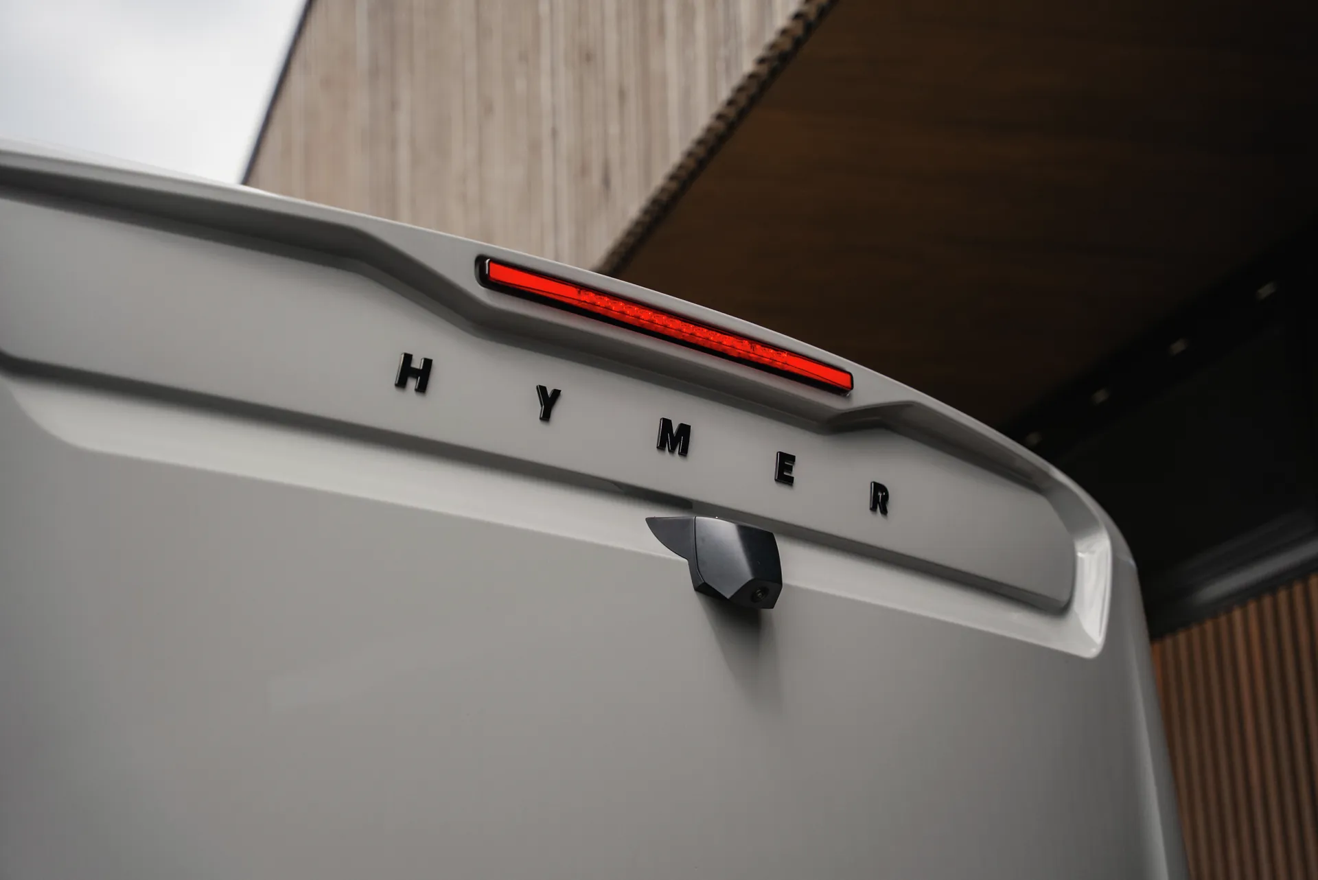 Safety often becomes visible in the details. The integrated reversing camera supports stress‑free manoeuvring, while the high‑mounted brake light provides additional visibility on the road.