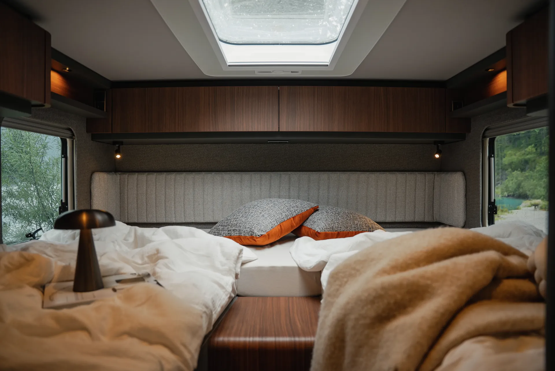 Overhead lockers in premium ribbed HPL finish define the clear material language and give the sleeping area a particularly refined appearance.