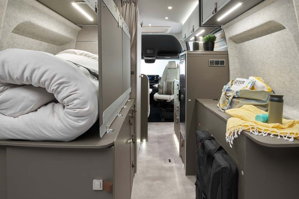 Den rullade madrassen i HYMER Grand Canyon S i stilen Pearl Grey ger plats för bagage.