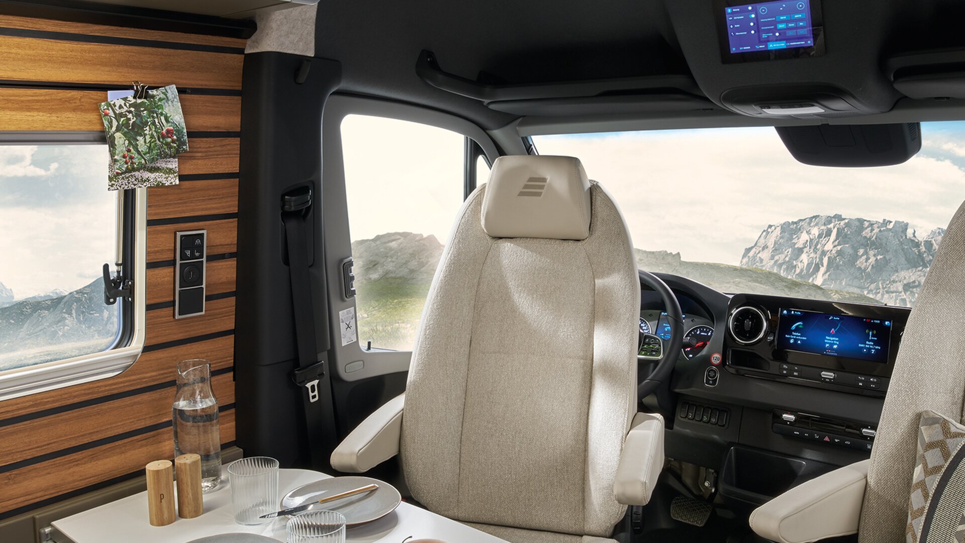 HYMER Connect Displayet inuti HYMER Grand Canyon S är centralt placerat ovanför förarsätena och är riktat mot vardagsrummet.