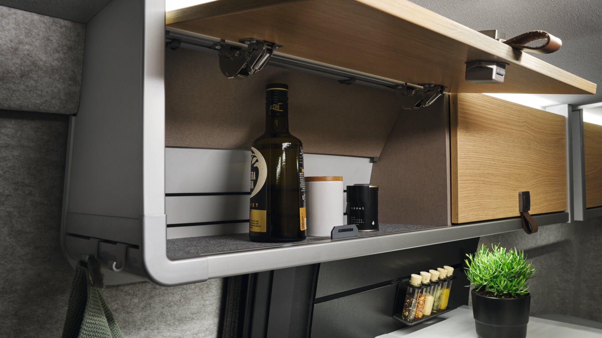 Detaljer med läderutseende som handtagen på de övre förvaringsskåpen accentuerar interiörens moderna utseende.