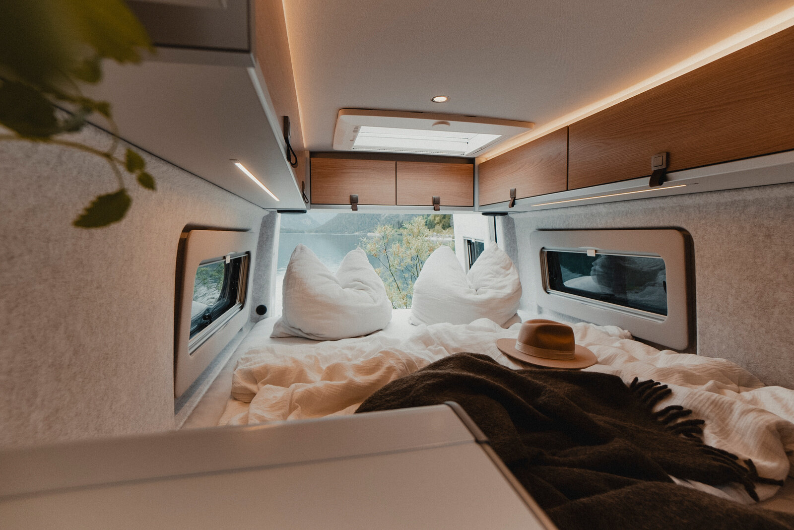 Enkelsängarna på längden i bakdelen i HYMER GCS 700 har en imponerande längd på 200 centimeter. Vid den här planlösningen finns även tillsammans med ett sovtak en stor takhuv över den bakre sängen och den släpper in frisk luft och dagsljus i sovdelen.