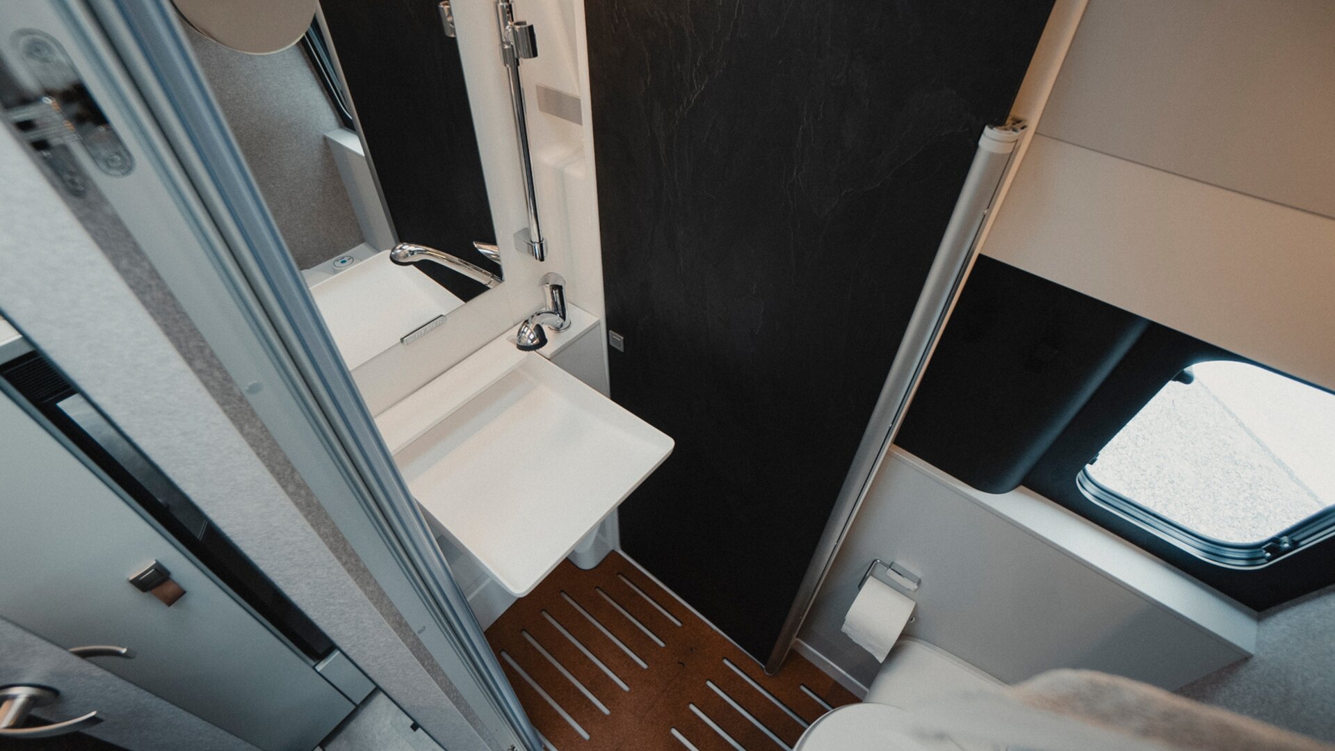 HYMER Grand Canyon S 700 övertygar med ett rymligt badrumskoncept. 