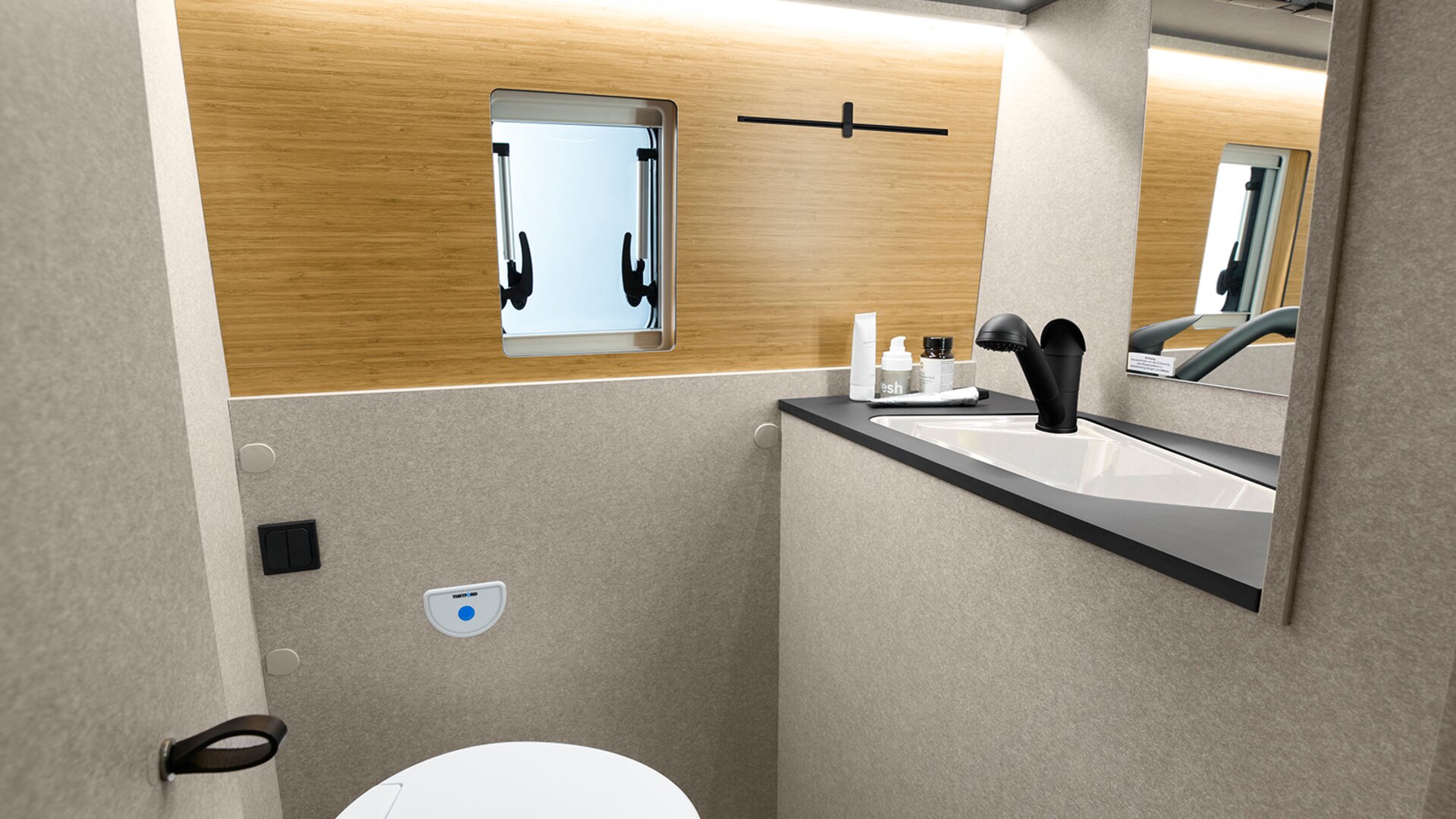 Smart planerat – den genomtänkta badrumsdesignen i Hymer Redwood kombinerar komfort och funktionalitet på liten yta.