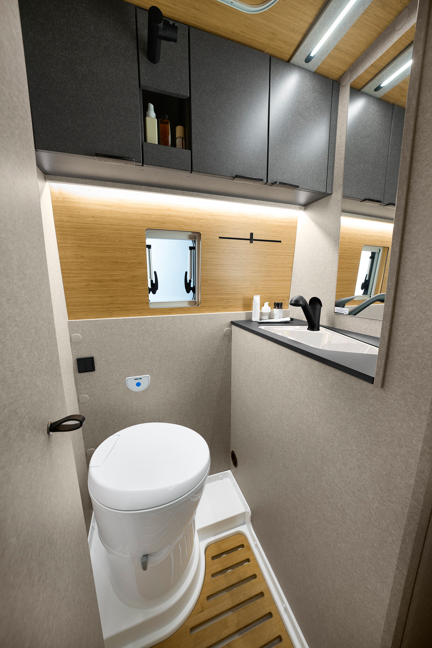 Smart planerat – den genomtänkta badrumsdesignen i Hymer Redwood kombinerar komfort och funktionalitet på liten yta.