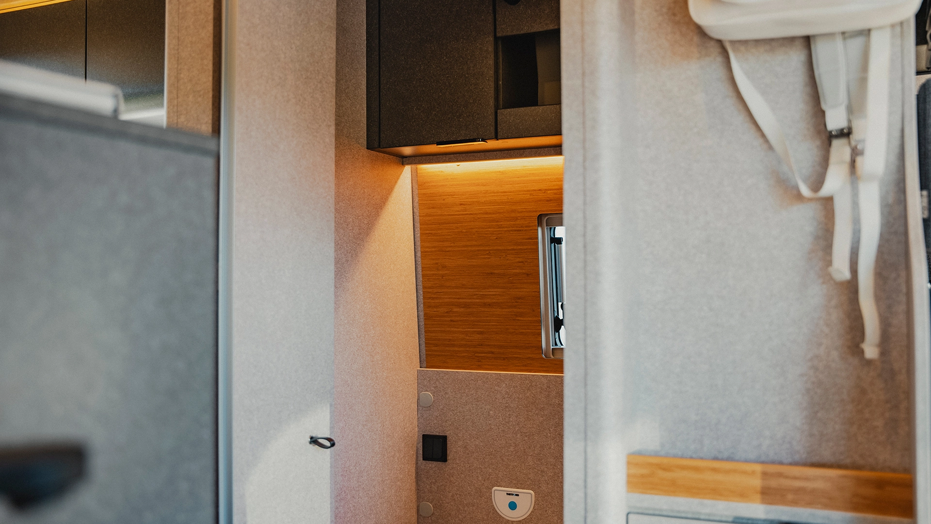 En titt in i det stilfulla badrummet – modern design möter genomtänkt funktion i Hymer Redwood.