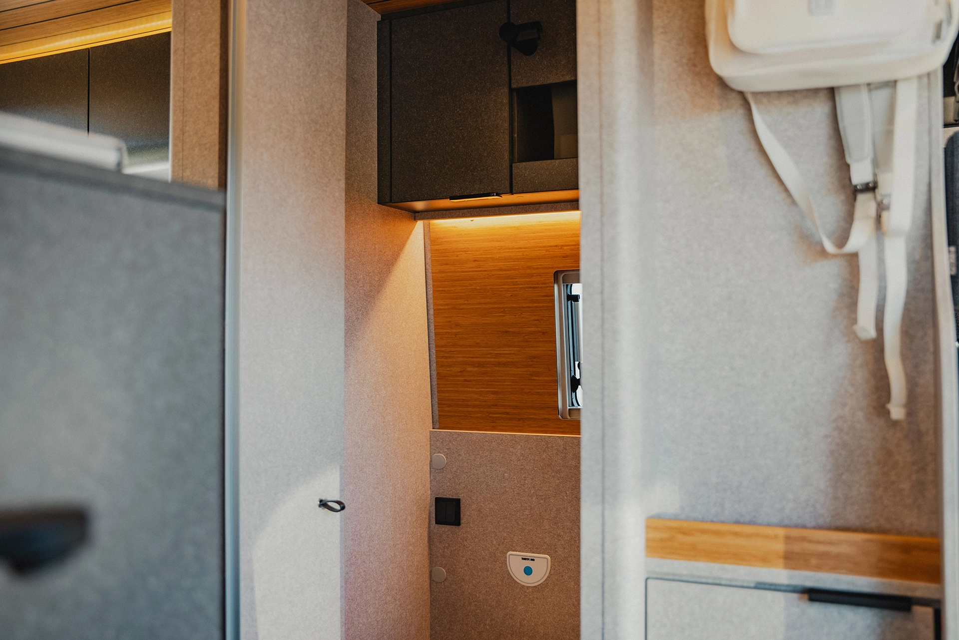 En titt in i det stilfulla badrummet – modern design möter genomtänkt funktion i Hymer Redwood.