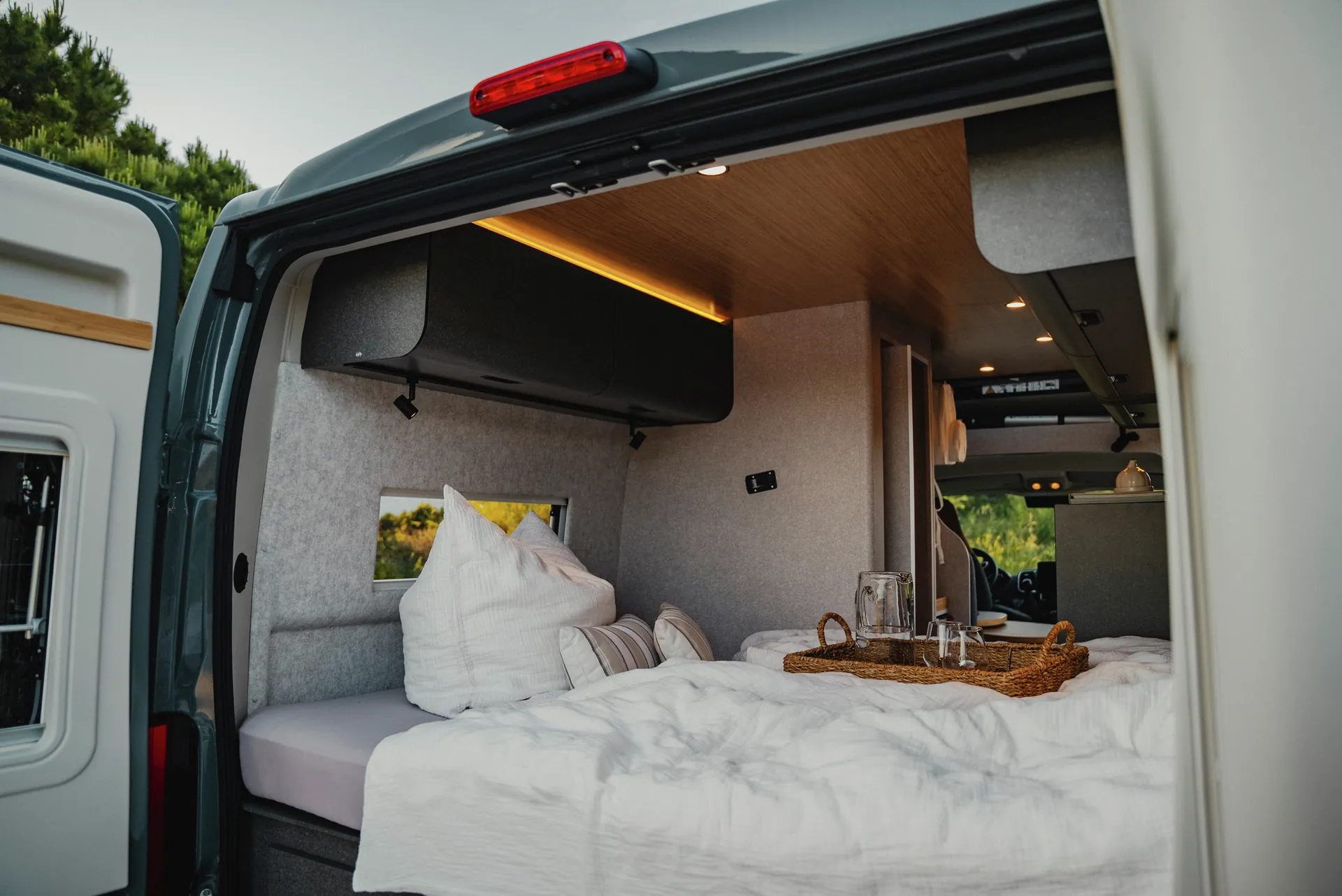 Dröm dig bort – den bekväma sängen i Hymer Redwood ger dig vilsam sömn, natt efter natt.