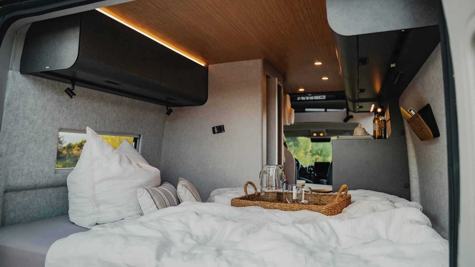Naturlig värme och modern design – takbeklädnaden i Native Bamboo ger Hymer Redwood en inbjudande, hemtrevlig atmosfär.
