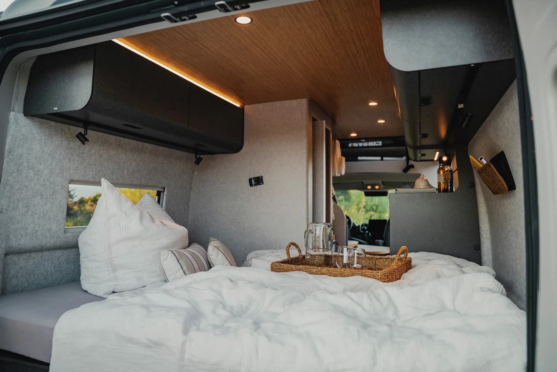 Naturlig värme och modern design – takbeklädnaden i Native Bamboo ger Hymer Redwood en inbjudande, hemtrevlig atmosfär.