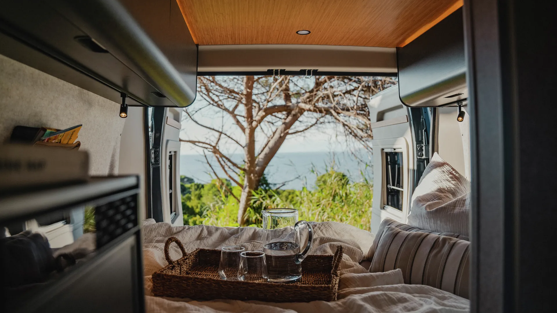 Vakna där äventyret börjar – känn friheten i Hymer Redwood.