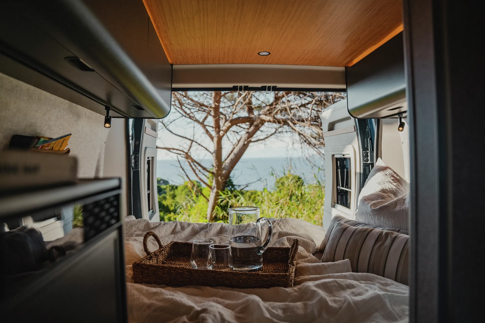 Vakna där äventyret börjar – känn friheten i Hymer Redwood.