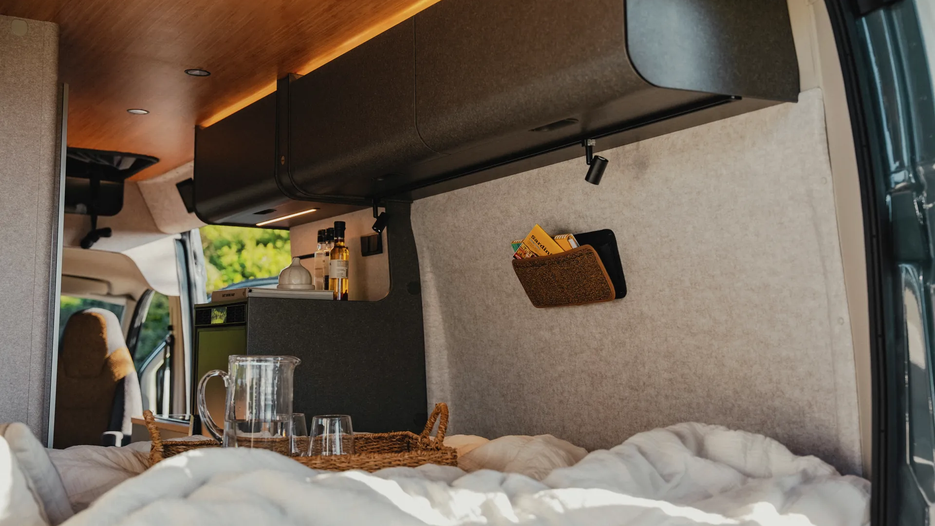Modernt design möter smarta förvaringsfack – perfekt organiserad och stilfullt inredd i Hymer Redwood.