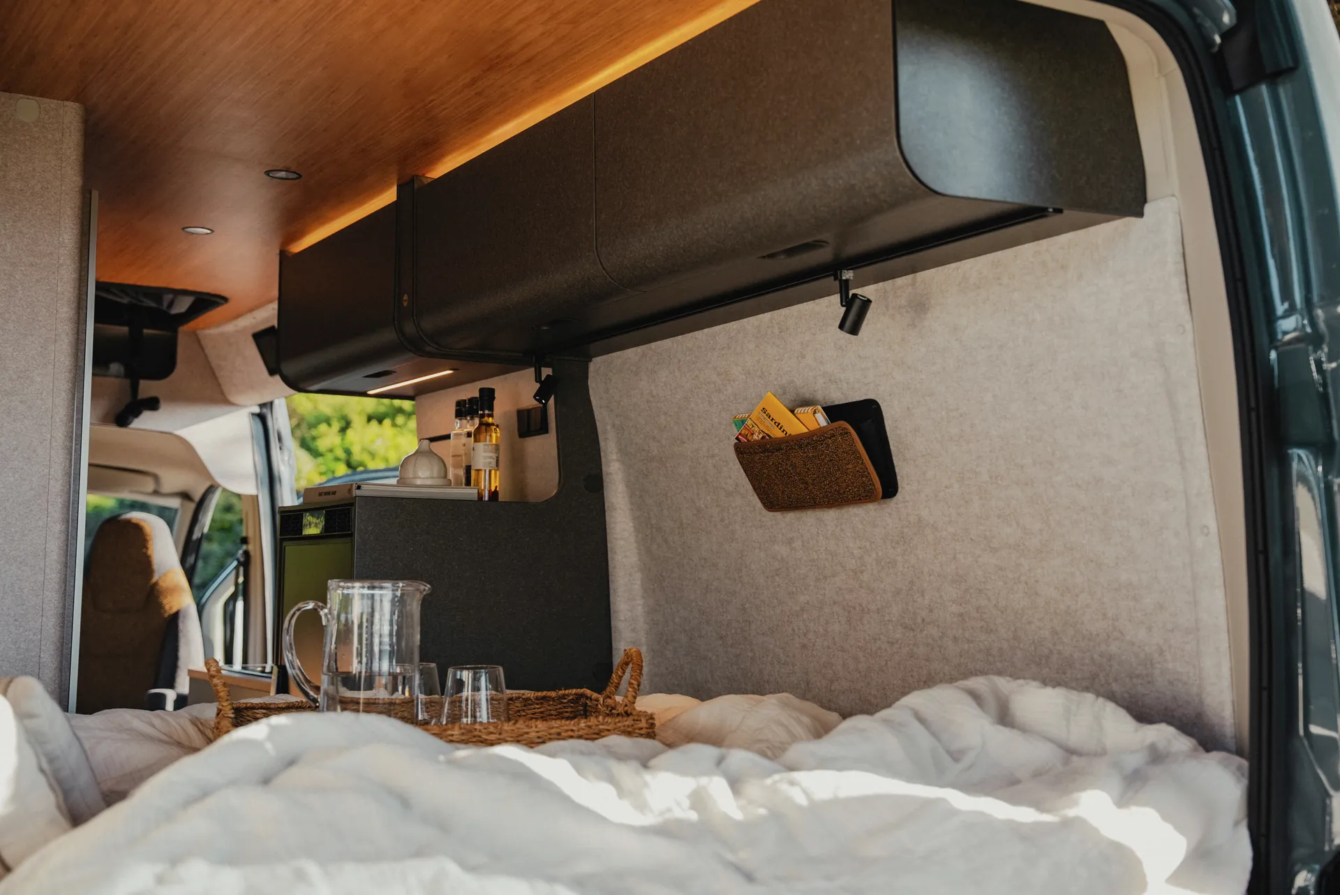 Modernt design möter smarta förvaringsfack – perfekt organiserad och stilfullt inredd i Hymer Redwood.