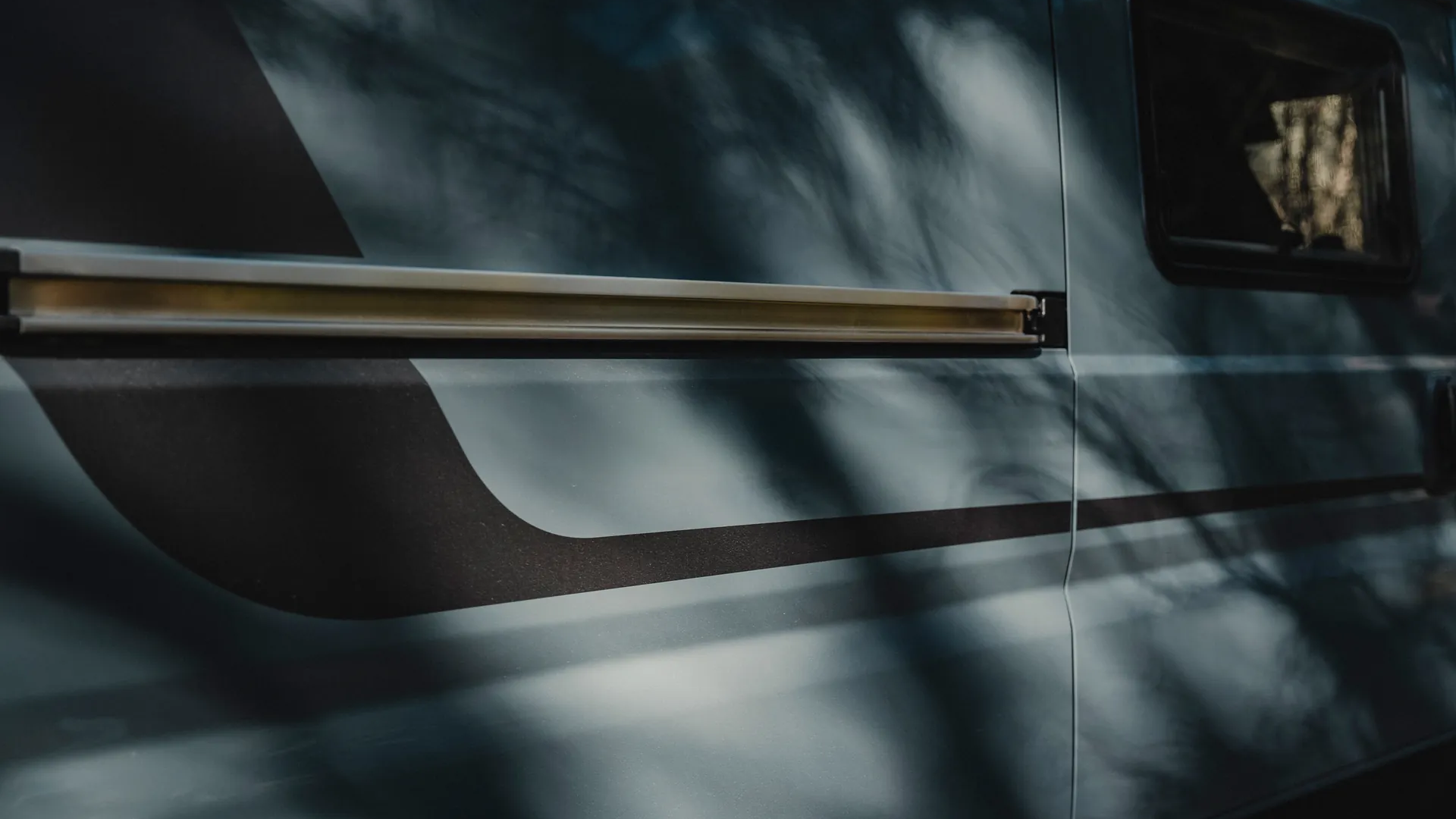 Tre tilltalande exteriörfärger och eleganta dekaler sätter stilfulla accenter på Hymer Redwood.