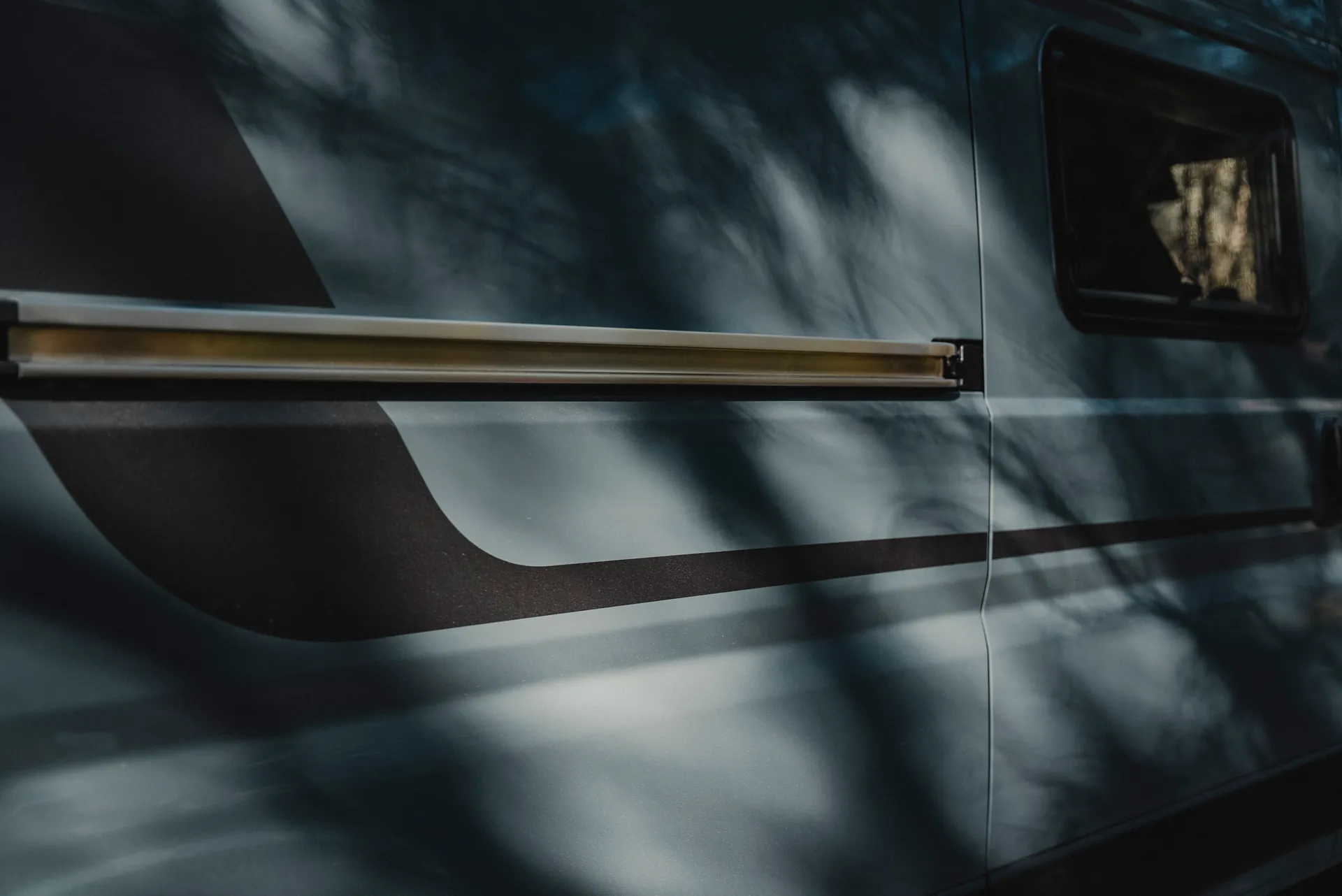 Tre tilltalande exteriörfärger och eleganta dekaler sätter stilfulla accenter på Hymer Redwood.