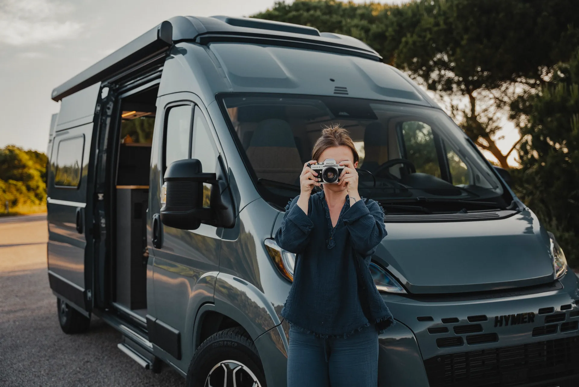 Kompakt, lättmanövrerad och alltid redo att ge sig av – Hymer Redwood, sex meter ren frihet med två smarta planlösningar att välja mellan.