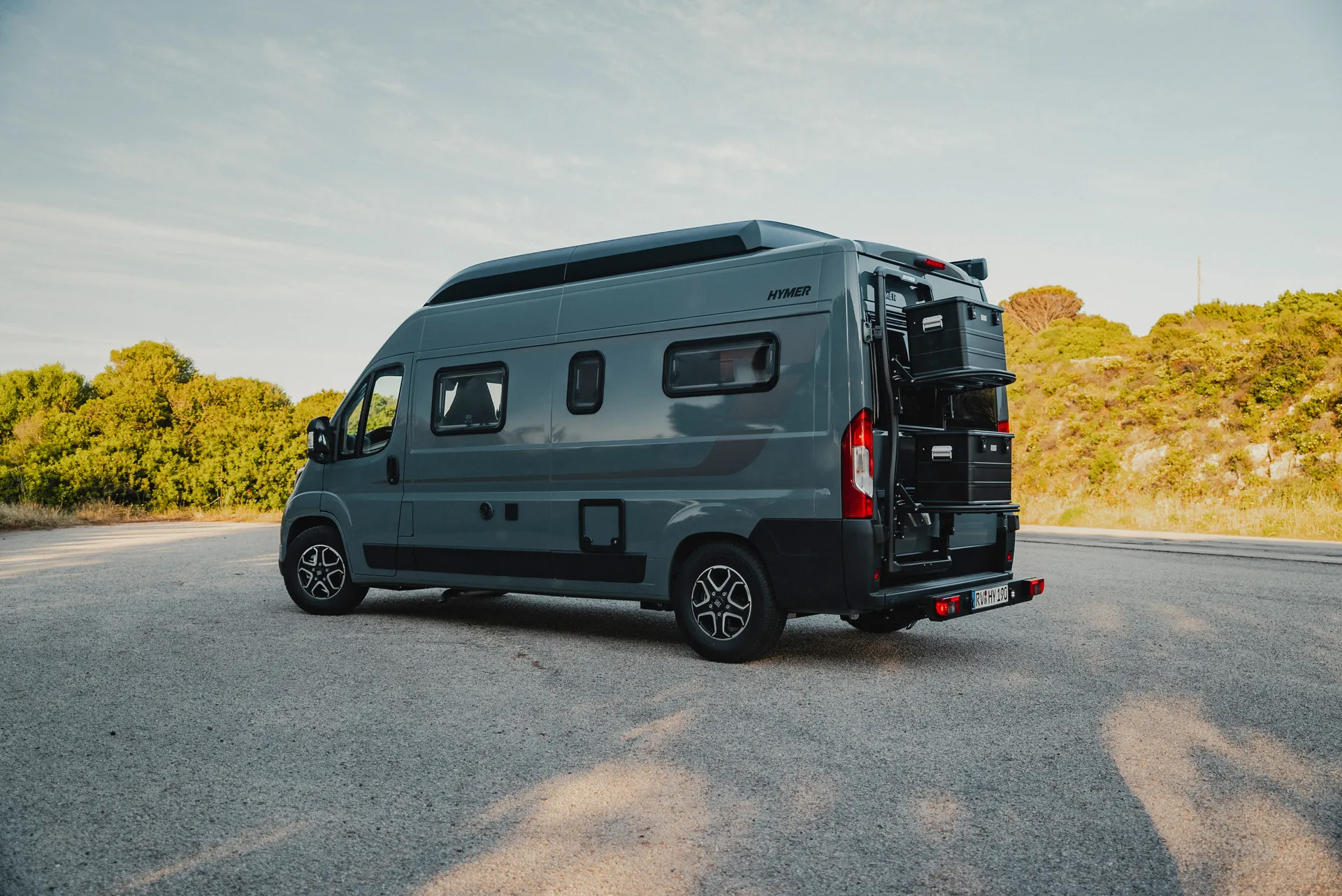 Mer utrymme och flexibilitet – det uppfällbara taket, som finns som tillval, ger ännu mer komfort på resan i Hymer Redwood.