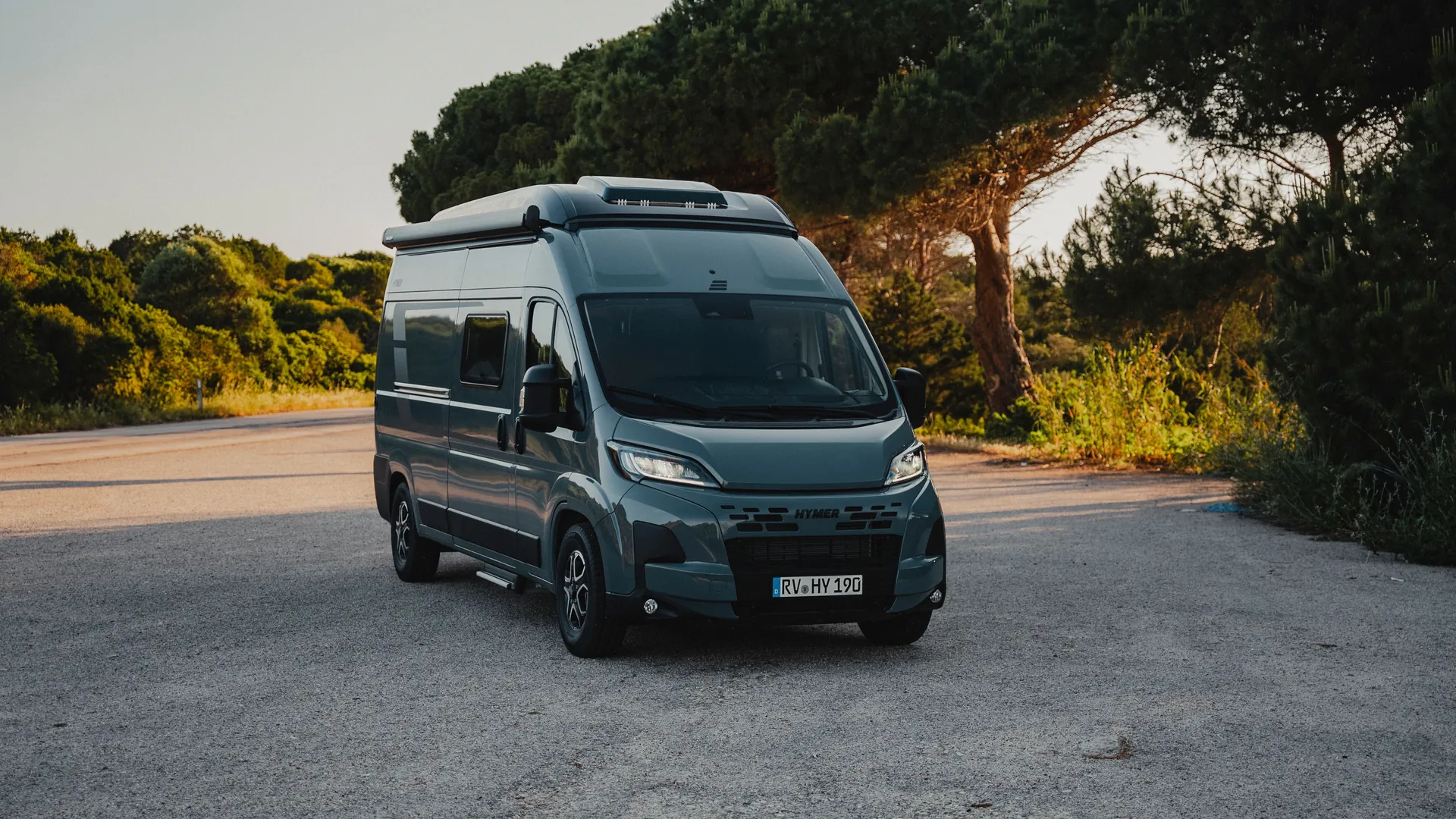 Hymer Redwood övertygar med ett effektivt Fiat Ducato-chassi, ett modernt assistanspaket, ett genomtänkt belysningskoncept i tre nivåer och en justerbar Travel Lounge – perfekt för alla som uppskattar komfort och teknik på vägen.