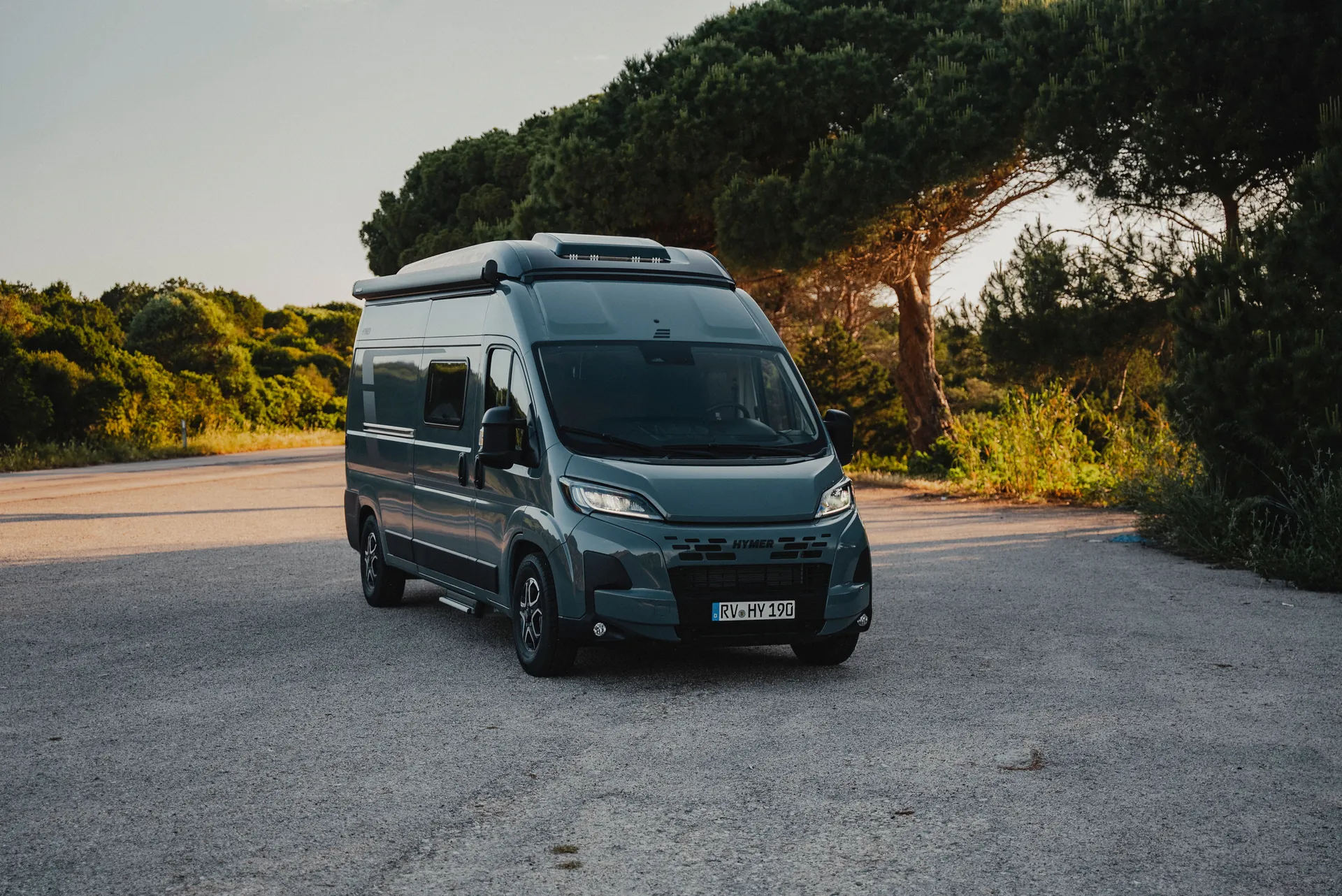 Hymer Redwood övertygar med ett effektivt Fiat Ducato-chassi, ett modernt assistanspaket, ett genomtänkt belysningskoncept i tre nivåer och en justerbar Travel Lounge – perfekt för alla som uppskattar komfort och teknik på vägen.