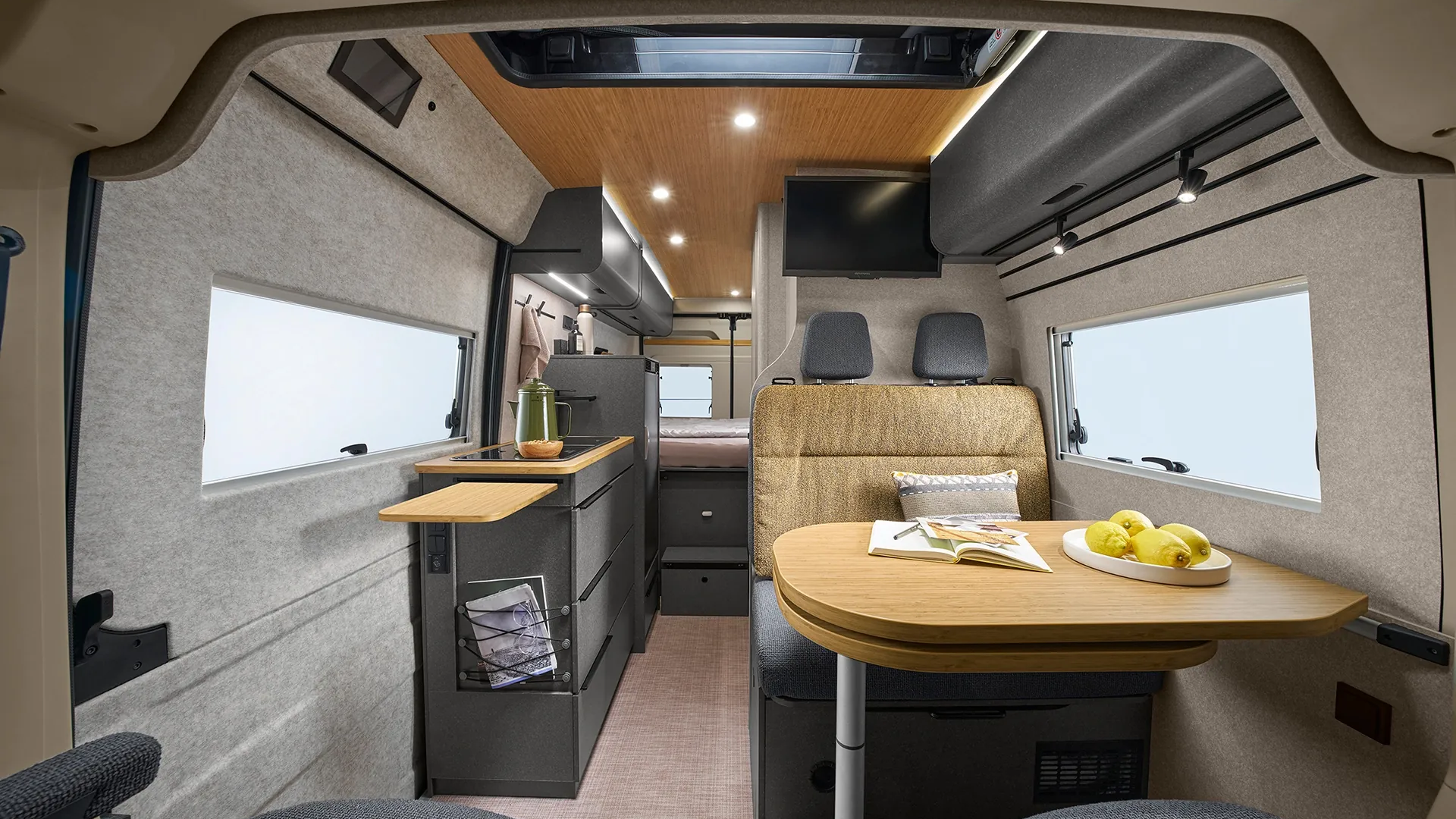 Hymer Redwood imponerar med modern interiördesign – med ett golv i betonglook, tak i naturlig Native Bamboo-dekor, mörka möbelelement och ljusa, mjuka ytor i filtlook skapar en harmonisk helhet.