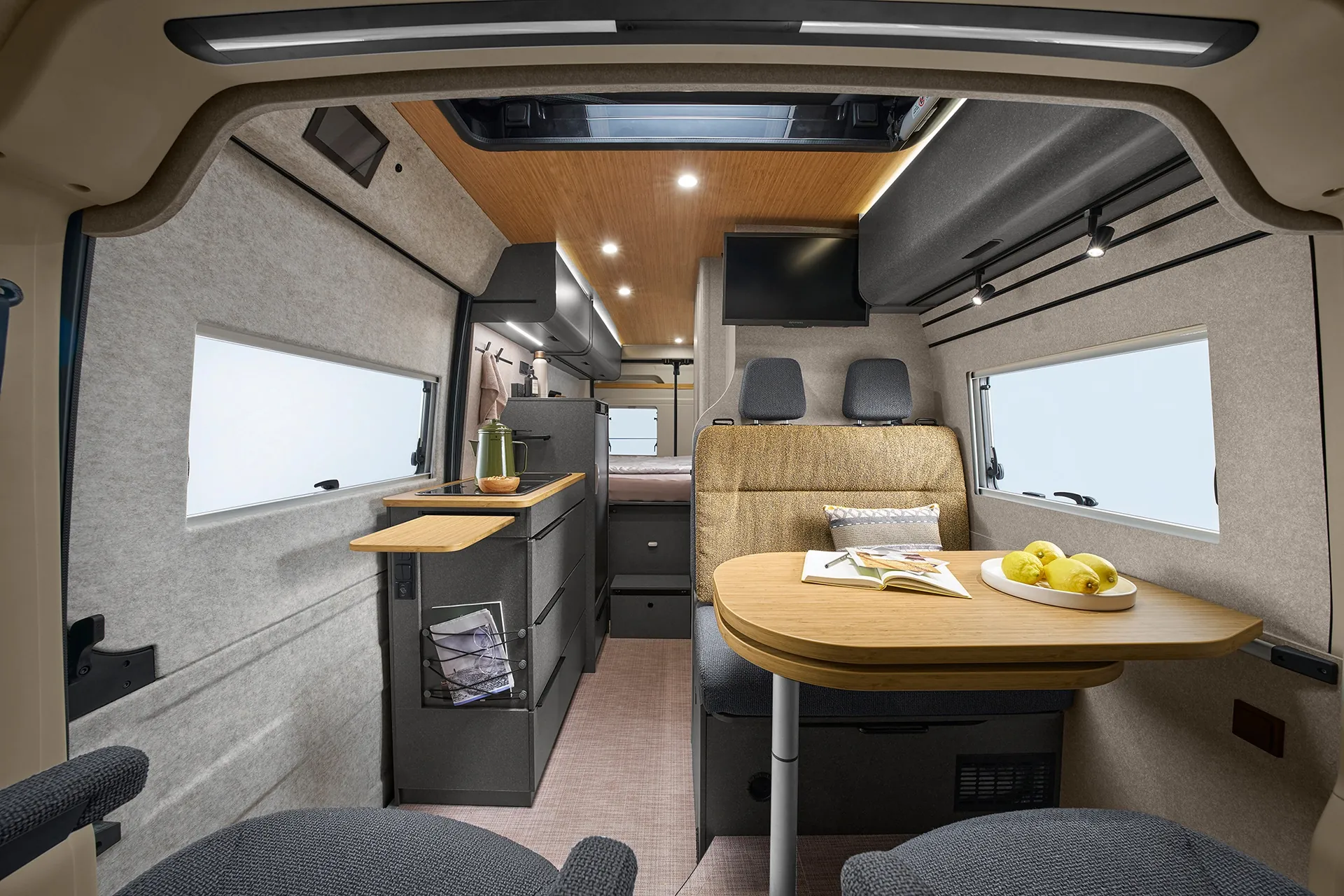 Hymer Redwood imponerar med modern interiördesign – med ett golv i betonglook, tak i naturlig Native Bamboo-dekor, mörka möbelelement och ljusa, mjuka ytor i filtlook skapar en harmonisk helhet.