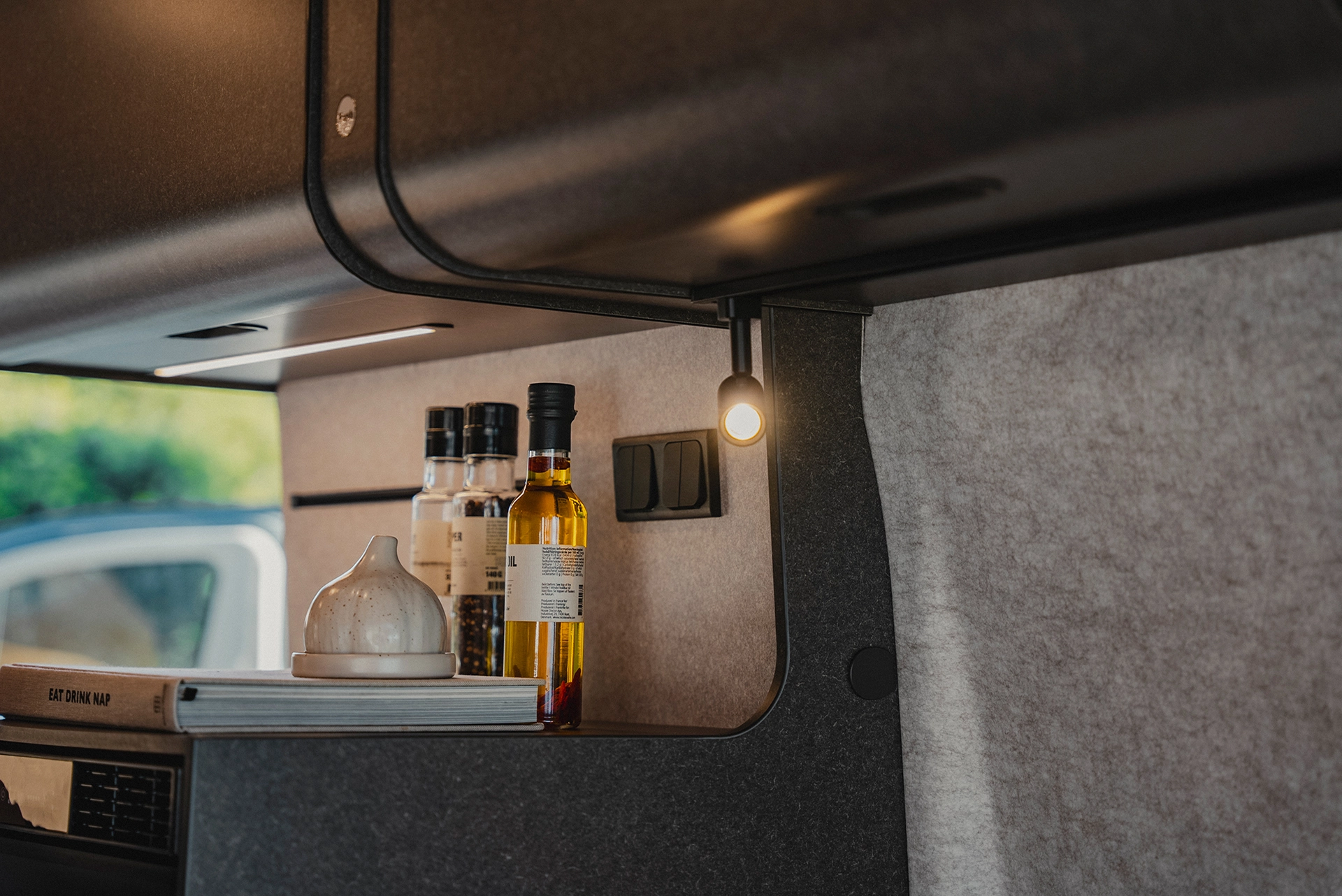 Små detaljer, stor komfort – stämningsfulla accenter i köket på Hymer Redwood.