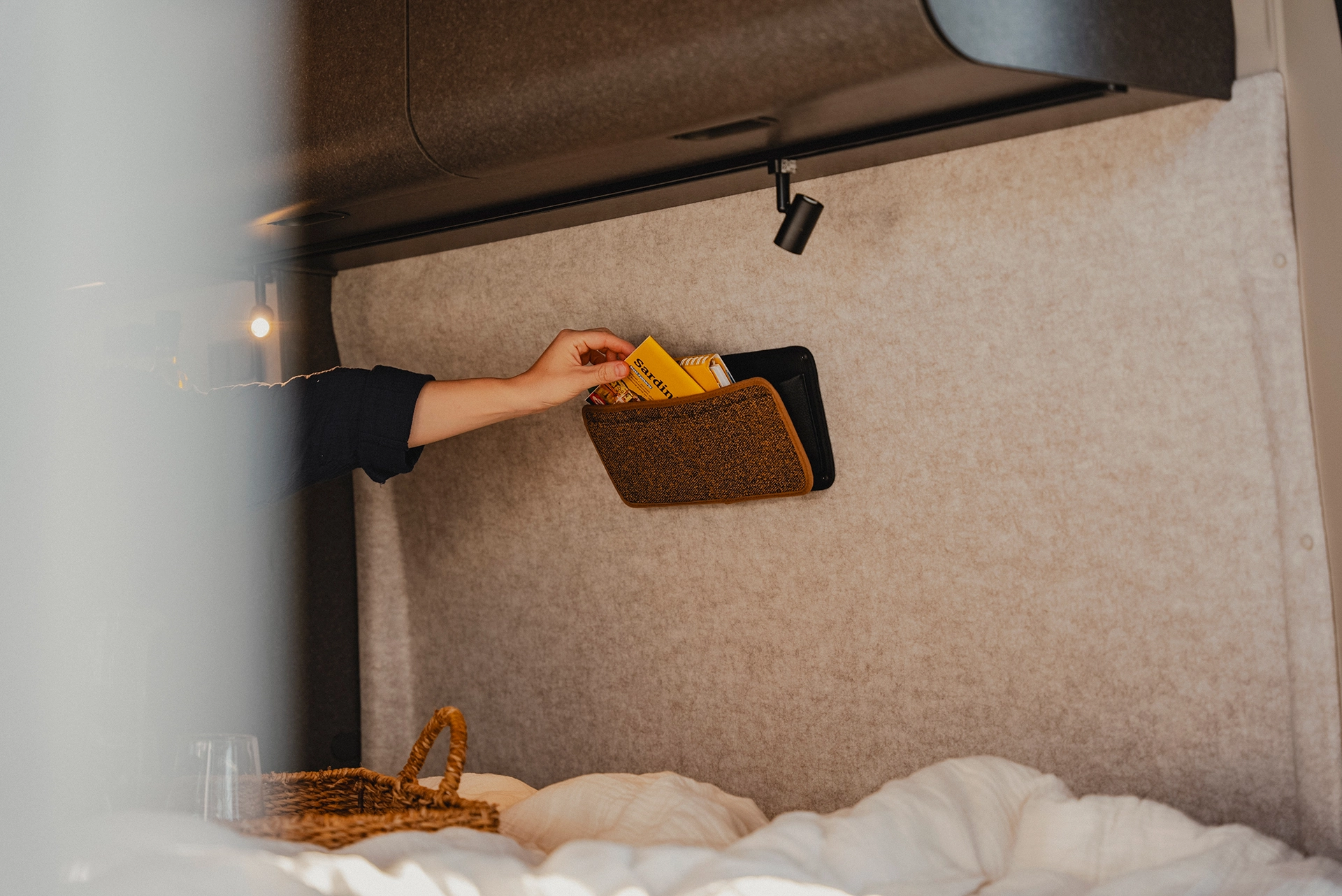 Små förvaringsfack, stor effekt – smart plats för läsmaterial, mobiltelefon och mycket mer i Hymer Redwood.