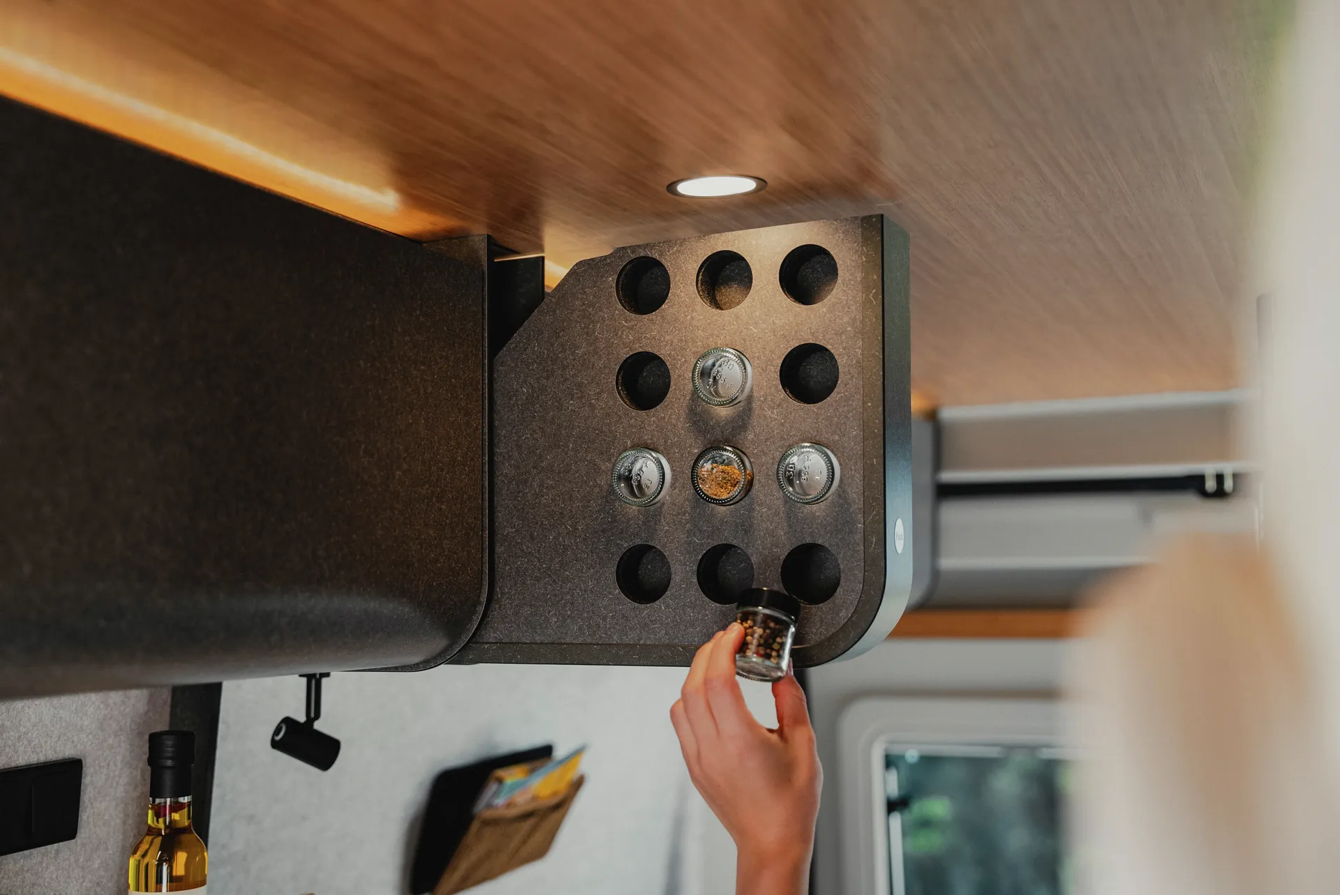 Smart organiserad – den praktiska kryddhyllan håller allt nära till hands och skapar ordning i köket på Hymer Redwood.
