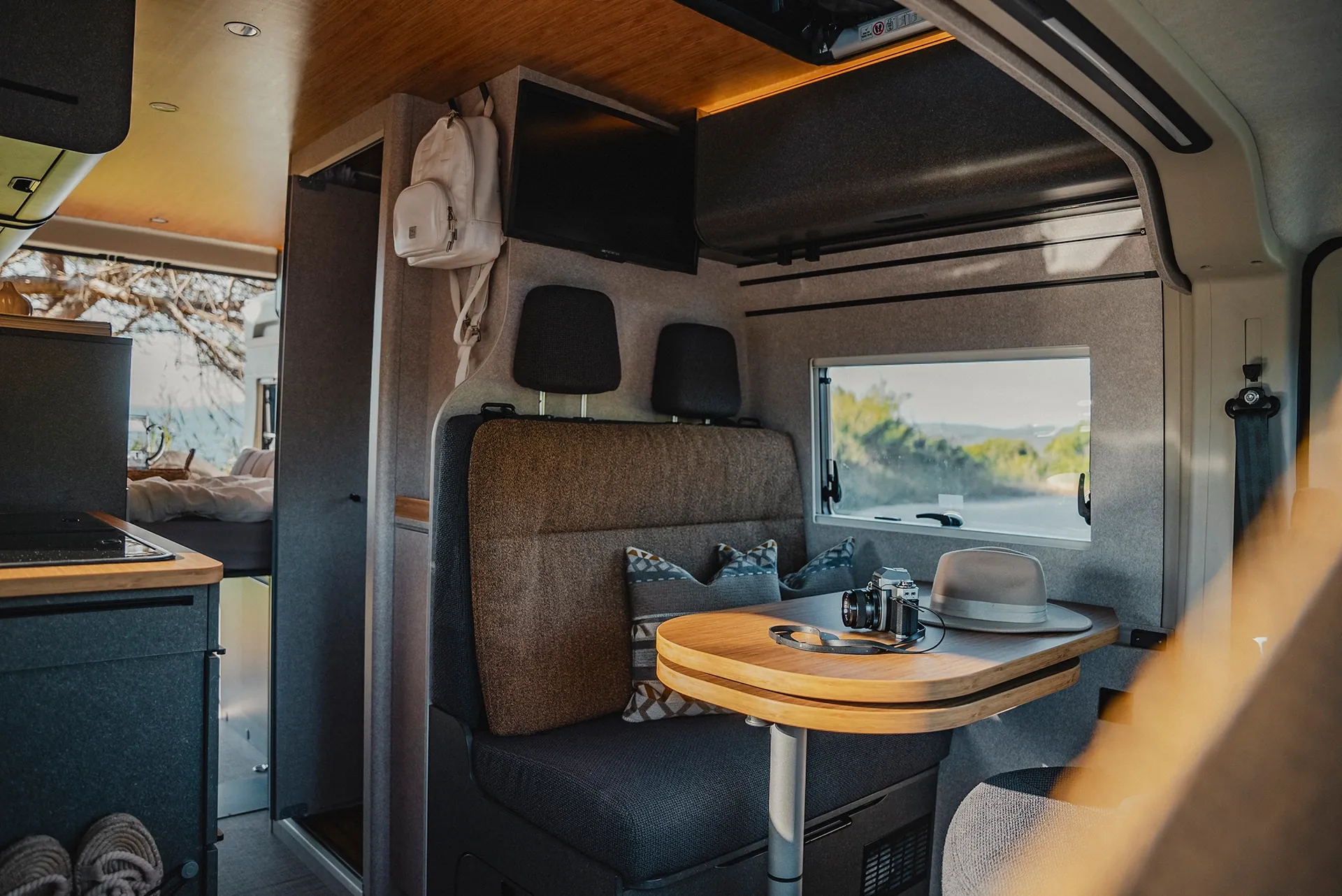 Hemtrevnad som inspirerar – en ombonad atmosfär för avkopplande resor i Hymer Redwood.
