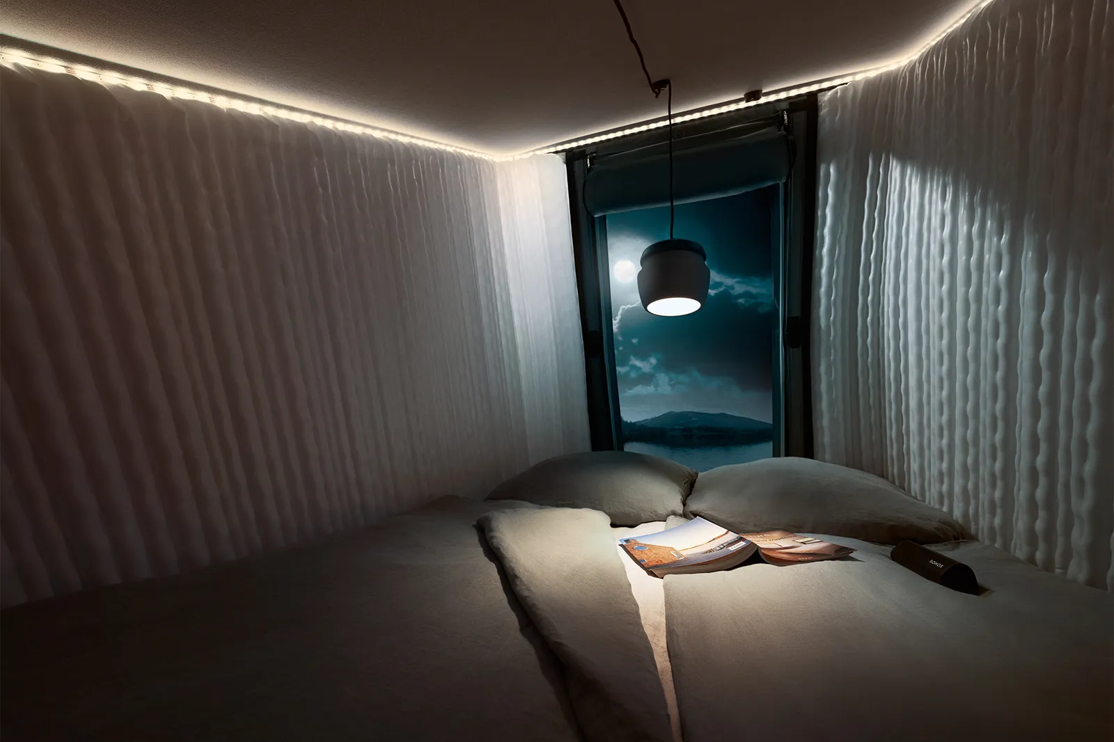 At night, the pendant light hangs from the ceiling of the Instant Loft in the HYMER Venture S.