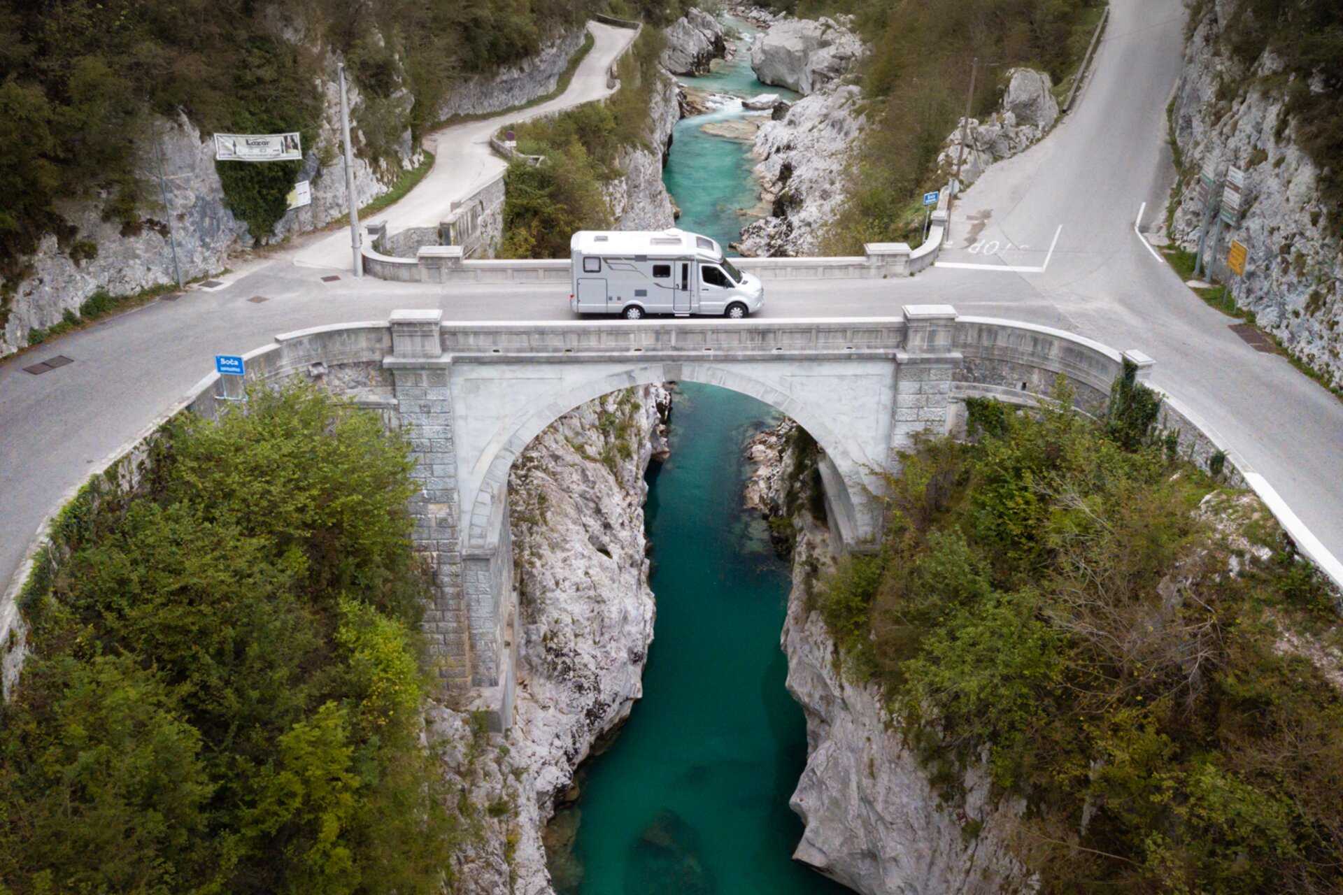 Pittoreska Napoleon-bron som korsar floden i Soča-ravinen