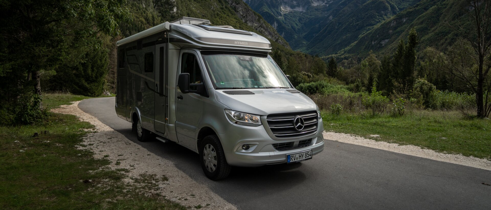 HYMER ML-T framför ett berg