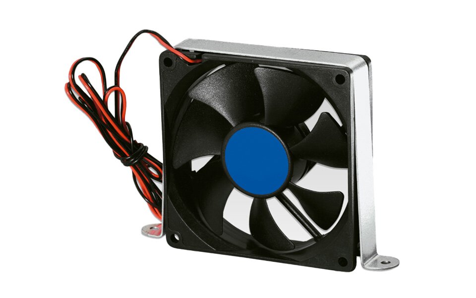 Mit Hilfe eines thermostatgesteuerten Kühlschrankventilators kann die Kühlleistung des Absorber-Kühlschrankes im Campingfahrzeug steigen